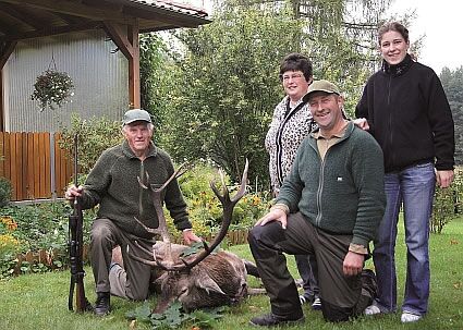 Teilnehmer einer Jagdreise mit erlegter Beute