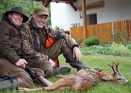 Teilnehmer einer Jagdreise mit erlegter Beute